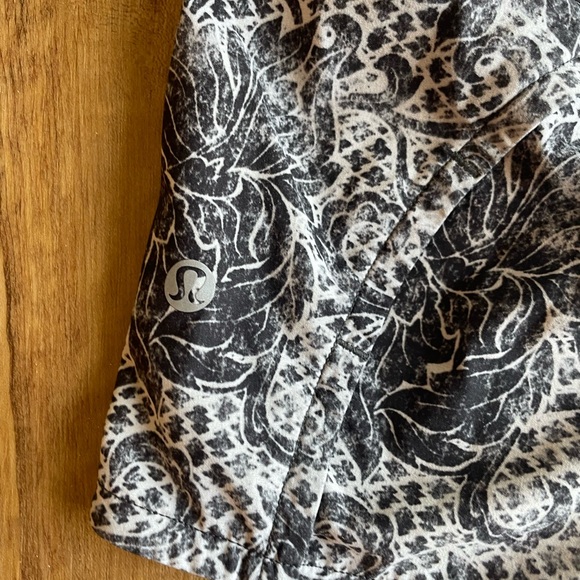 Lululemon 4” shorts - size 8 - Picture 3 of 5